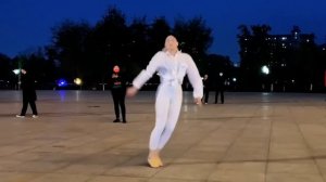 Красотка ЦинЦин танцует под хит《Луна Луна》