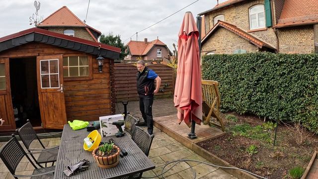 Начали подготовку места для новой террасы. Разбираем старую террасу. Готовим в казанке в печи. смотреть онлайн