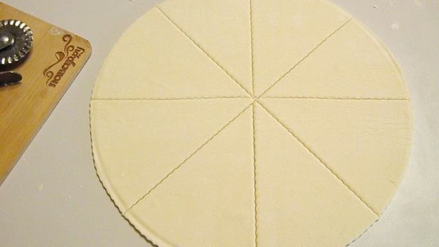 Рогалики из слоеного теста