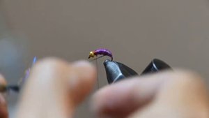 очень уловистая мушка на хариуса фиолетка