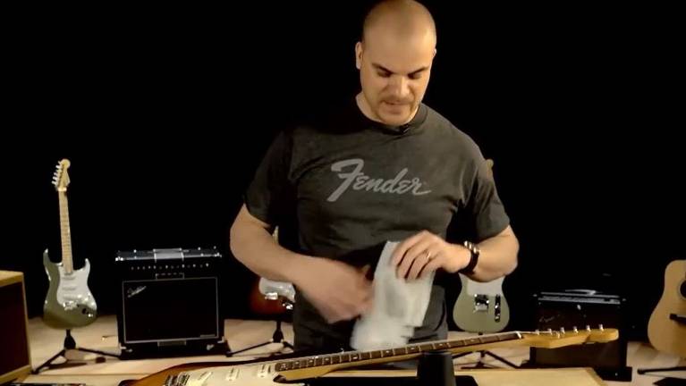 Уход и обслуживание гитары - советы от специалиста компании Fender