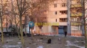 Мариуполь Проспект Строителей 191 Под домом взорвавшейся танк.