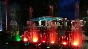 Танцующий фонтан работает! Ялта, Приморский парк #Ялта #Крым #Приморский #парк #фонтаны