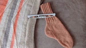 Жилет связан из остатков пряжи. Вид с лицевой стороны. Носок одноцветный со сменной пяткой ИРИСКОЙ.