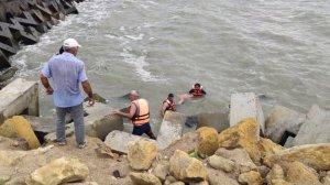 Вытаскивают из моря утопленника в Дербенте