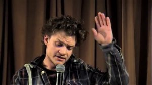 актёр Евгений Ткачук на фестивале "Полный Артхаус 2" читает стихи Моррисона