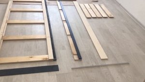 Установка деревянного пенала для двери-купе в перегородку из ГКЛ. Wooden case for a sliding door