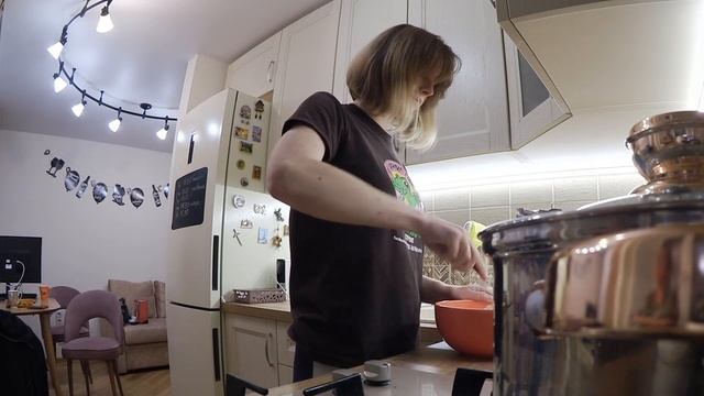 ВЛОГ. У дочки Верочки!/ "Она всё еще взбивает яйца")Готовим сырнички и вафли! смотреть онлайн