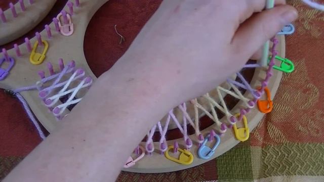 How to do the figure 8 stitch on the 36¨ 3/8 gauge Universal S Loom смотреть онлайн