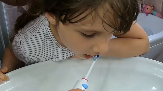Irrigador bucal Oral-B, o fio dental de água e escova Elétrica Smart-5000 смотреть онлайн