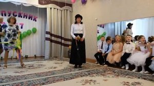 Мери Попинс на выпускном у Софьи.