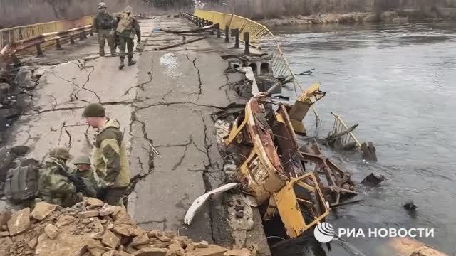 Милиция ЛНР форсирует разбомбленный мост через Северский Донец