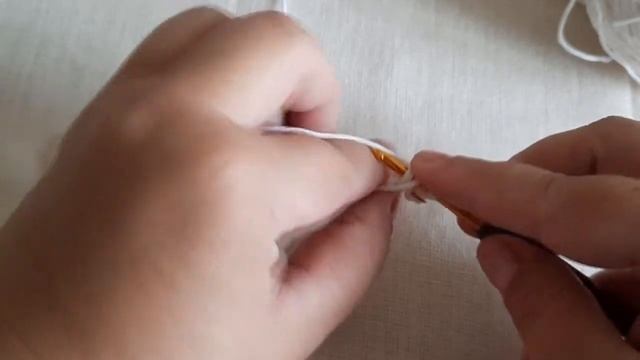Первый ряд вязания дна сумки крючком (верхняя сторона)