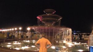 Вечернее красочное представление в Геленджике: Поющий фонтан