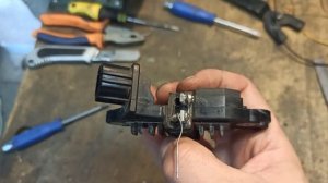 Заміна щіток генератора Bosch на Toyota Avensis.