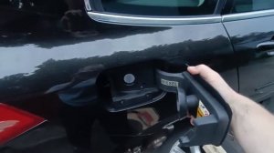Как снять крышку лючка бензобака Renault Laguna 3.How to remove the gas tank hatch cover Laguna 3