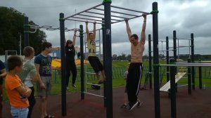 Кто дольше провисит на турнике.