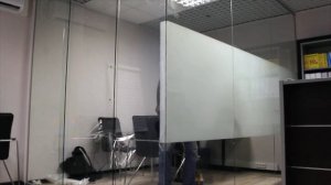 Нанесение пленки на стеклянную перегородку Glasstrong