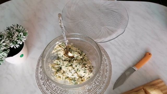 Не хочется жареных пирожков? Приготовьте пирожки трубочки с луком, яйцом.