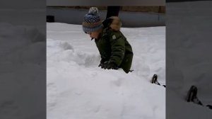 ЛЕПИМ СНЕЖНЫЕ ЗАМКИ ДЛЯ СНЕЖНОЙ БИТВЫ. СНЕЖНАЯ БИТВА. ИГРАЕМ В СНЕГУ. ❄❄❄