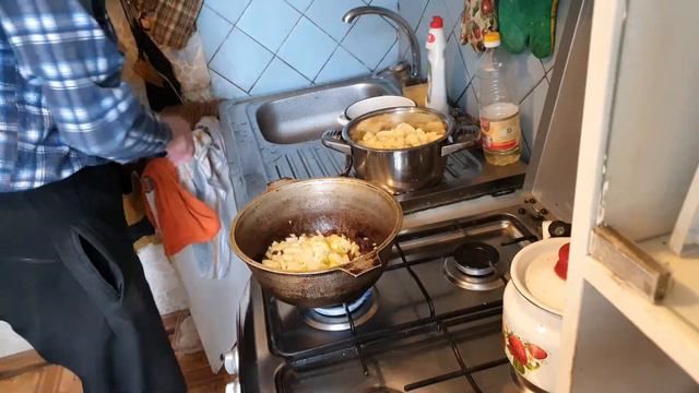 Жарим говядину и добавляем лук смотреть онлайн