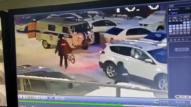 В Якутске у жильцов дома в 4 часа ночи пропали велосипеды.... казалось бы при чем тут власть? смотреть онлайн