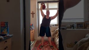 Жим гири 32 кг одной  рукой . Стоя 30 раз