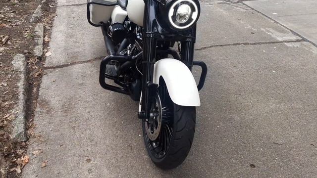 Road King Special with 19" Advanblack front fender...NEVER AGAIN.