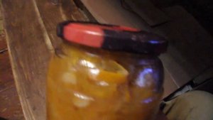 Самый простой способ открыть банку с закручивающейся крышкой.