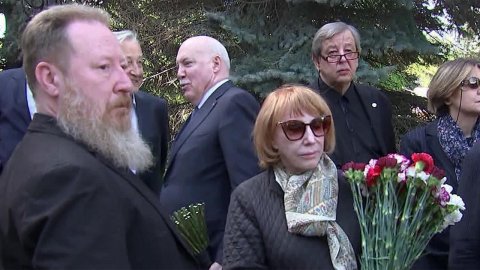 Сотни людей приходят на Троекуровское кладбище в Москве, чтобы проститься с Эдуардом Сагалаевым