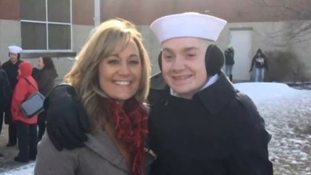 Она не понимала, почему кошка смотрит на фото сына, утром её ждал сюрприз! смотреть онлайн