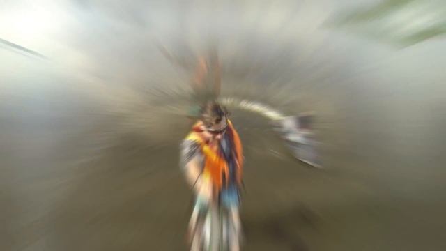 Забрались на бакен, одиноко стоящий посреди Волги смотреть онлайн