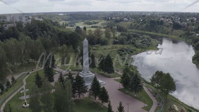 D-Log. Rzhev, Russia. Obelisk to liberators of Rzhev, Aerial View, Departure of the camera смотреть онлайн