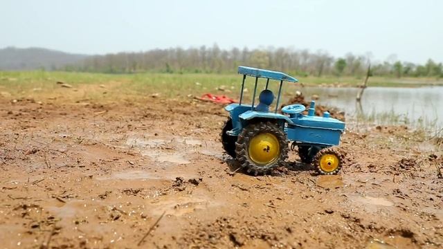 Игрушки возят камни, мини-тракторы тянут из ямы смотреть онлайн