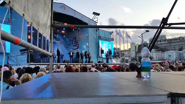 Уличные музыканты Владивостока Хор турецкого Прощайте скалистые горы