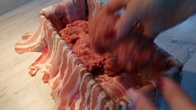 Рулет из фарша с яйцом и беконом