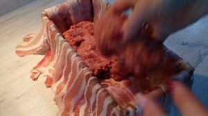 Рулет из фарша с яйцом и беконом