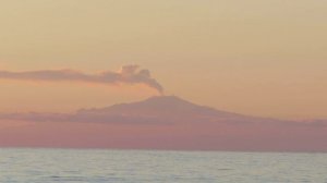 Вулкан справа по борту. Этна, Сицилия. Smoking Etna.