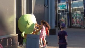 Дети помогают "инопланетному существу" :) Реакция на непорядок.