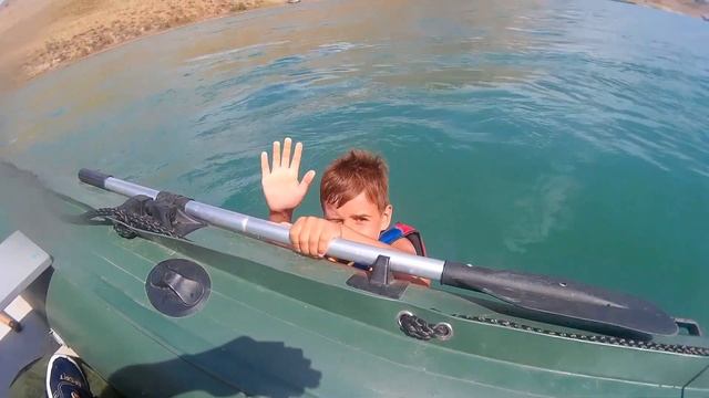 КАТАЕМСЯ НА МОТОРНОЙ ЛОДКЕ / RIDING A MOTORBOAT смотреть онлайн