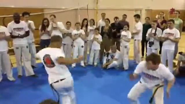 Капоэйра. Хабаровский инструктор Михаил Кадымов (черно-желтый пояс) и профессор Кажу из Польши смотреть онлайн