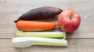 Свекольно-морковный сок с яблоком и сельдереем