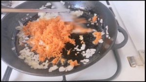 Гречневая лапша с овощами и курицей, популярное блюдо азиатской кухни.