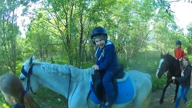 Конный клуб. Первый раз на лошади. Учусь верховой езде смотреть онлайн