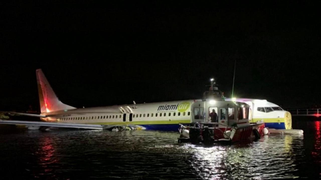 В Америке Boeing-737 выкатился за пределы взлетно-посадочной полосы и оказался в реке