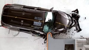 Toyota Highlander 2018 passenger side small-overlap CSM Crash Test