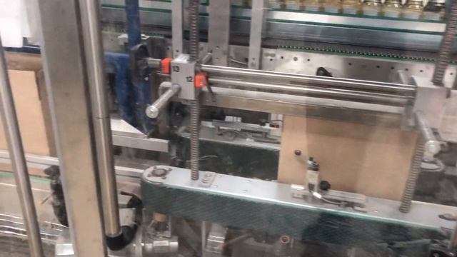 Автоматический укладчик бутылок подсолнечного масла в коробки