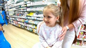 Прокалываем уши Кире. Нам совсем не страшно. Мы прокололи уши УРА! Пробили ушки для сережек 😍😘😍