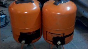 Влагомаслоотделитель из фреоновых баллонов. The oil separator of the refrigerant cylinders.