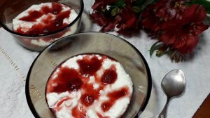Творожно-сметанный десерт с клубничным вареньем